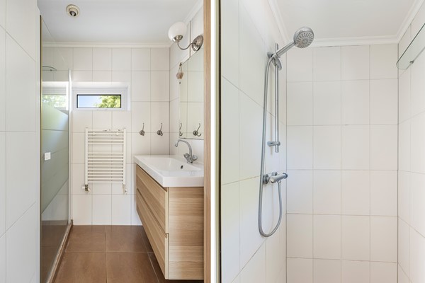 Foto - Te koop: instapklare hoekwoning met oprit en garage!